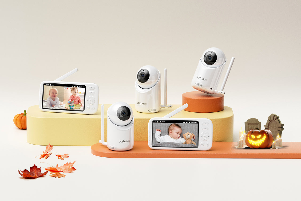 Stay connected at a glance: A hand holds a white baby monitor display, showing a clear, real-time feed of a happy baby playing in their crib. Perfect for instant peace of mind.